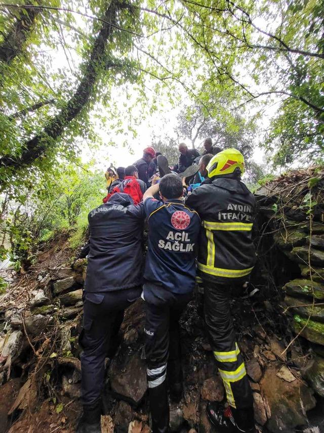 Kamyonet dere yatağına d&uuml;şt&uuml;: 2 yaralı 3