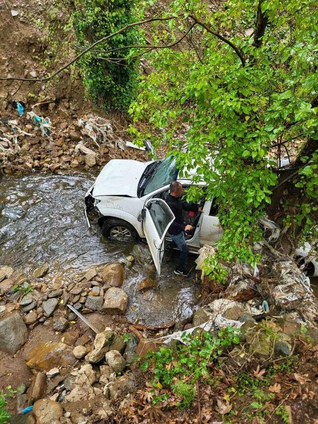 Kamyonet dere yatağına d&uuml;şt&uuml;: 2 yaralı 2