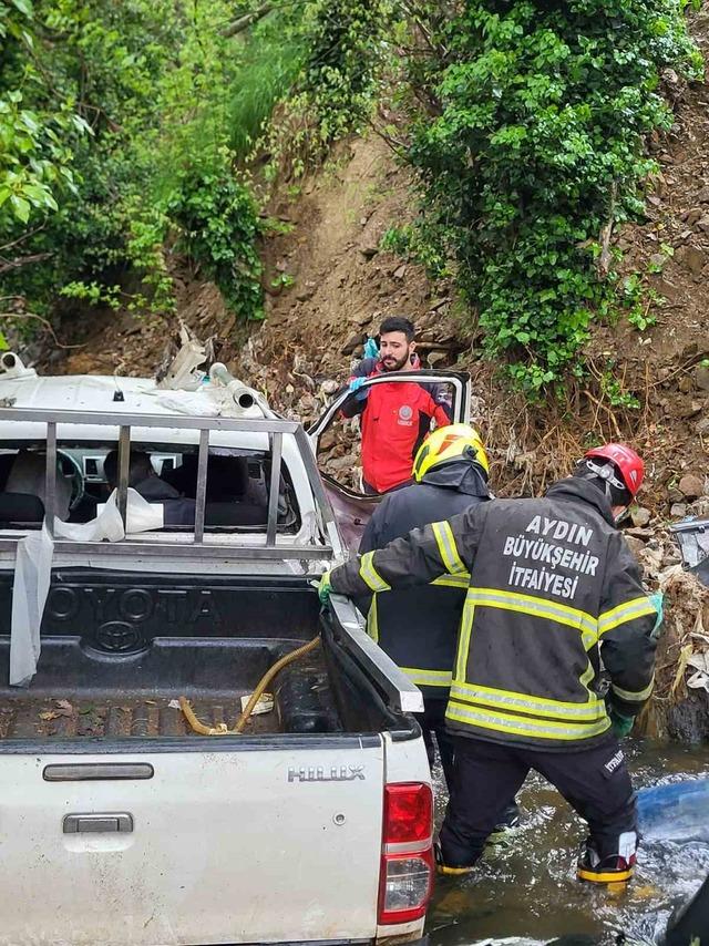 Kamyonet dere yatağına d&uuml;şt&uuml;: 2 yaralı 1