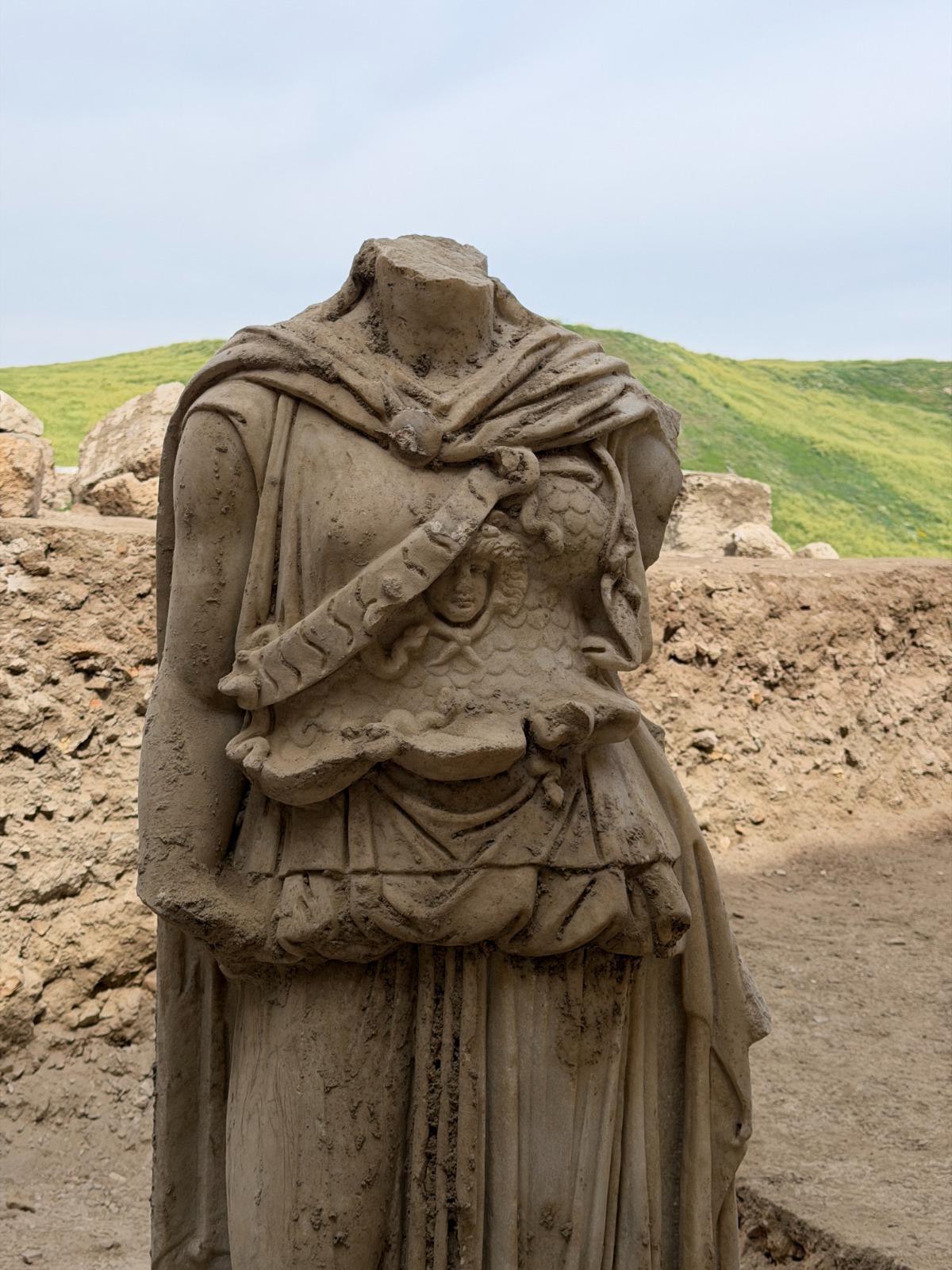 Tarih&icirc; keşif! 2 metrelik Athena heykeli g&uuml;n ışığına kavuştu 2