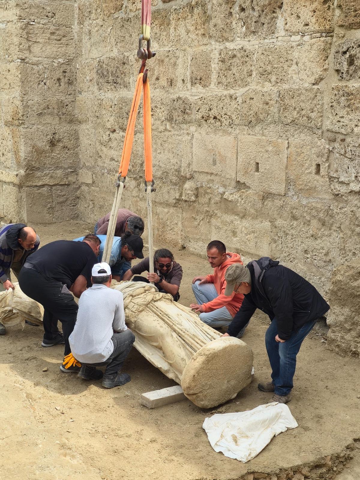 Tarih&icirc; keşif! 2 metrelik Athena heykeli g&uuml;n ışığına kavuştu 4