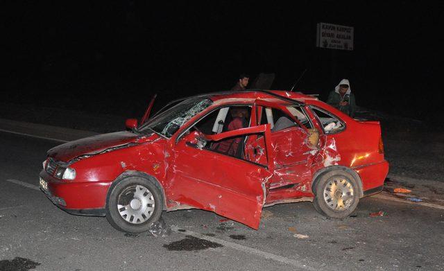 Servis otobüsü, otomobile çarptı: 3 ölü, 9 yaralı