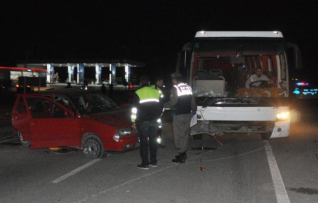 Servis otobüsü, otomobile çarptı: 3 ölü, 9 yaralı