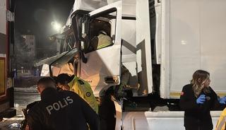 K&uuml;tahya'da ışıkta bekleyen araca &ccedil;arpan tır s&uuml;r&uuml;c&uuml;s&uuml; ağır yaralandı