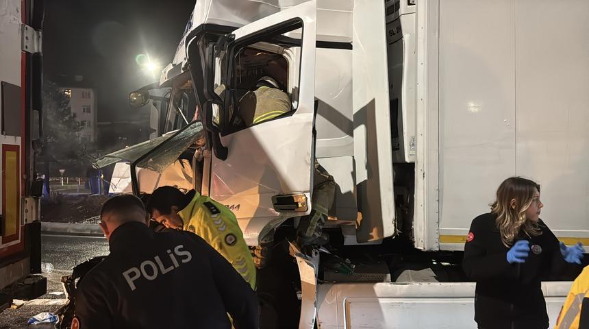 K&uuml;tahya'da kırmızı ışıkta bekleyen araca &ccedil;arpan tır s&uuml;r&uuml;c&uuml;s&uuml; ağır yaralandı