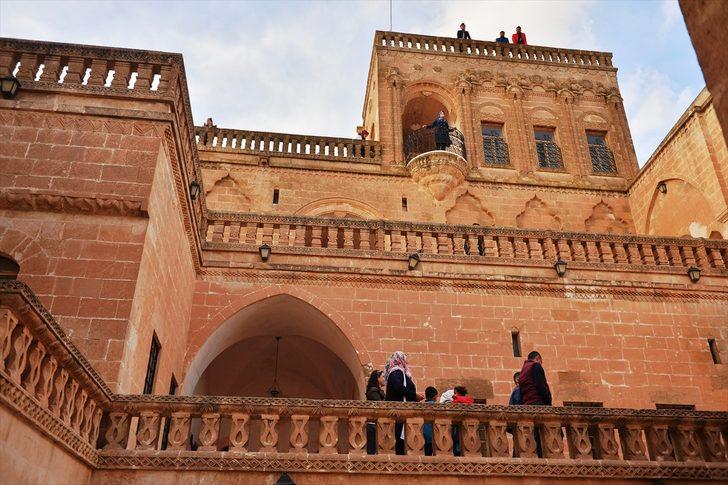 Gece gerdanlık, gündüz seyranlık G1