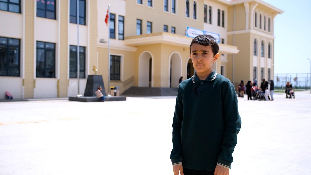 Bakan Kurum dan 23 Nisan da deprem b&ouml;lgesi paylaşımı  Yepyeni bir okulda, bayramın heyecanı bir başka oluyor  6