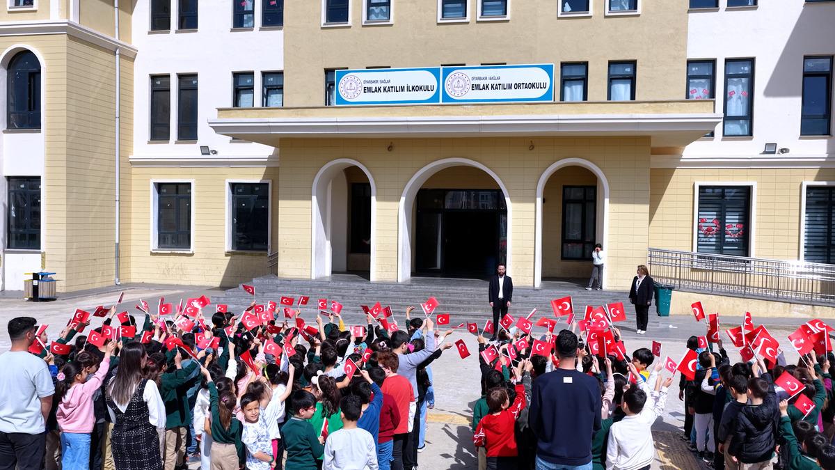 Bakan Kurum dan 23 Nisan da deprem b&ouml;lgesi paylaşımı  Yepyeni bir okulda, bayramın heyecanı bir başka oluyor  2