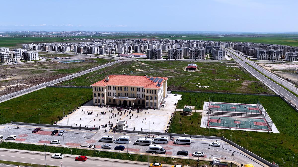 Bakan Kurum dan 23 Nisan da deprem b&ouml;lgesi paylaşımı  Yepyeni bir okulda, bayramın heyecanı bir başka oluyor  1