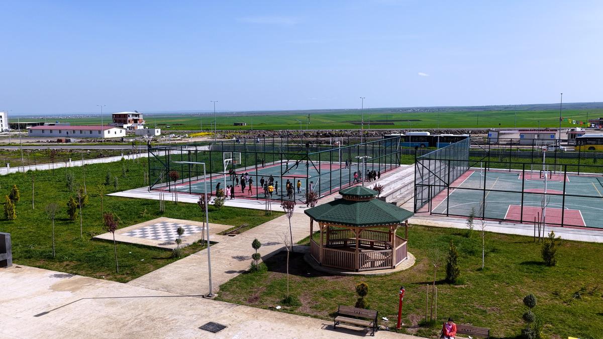 Bakan Kurum dan 23 Nisan da deprem b&ouml;lgesi paylaşımı  Yepyeni bir okulda, bayramın heyecanı bir başka oluyor  8