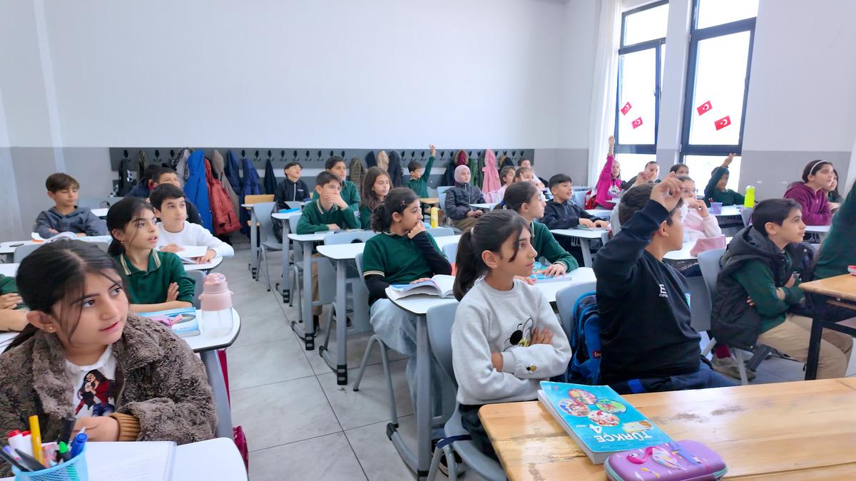 Bakan Kurum dan 23 Nisan da deprem b&ouml;lgesi paylaşımı  Yepyeni bir okulda, bayramın heyecanı bir başka oluyor  3