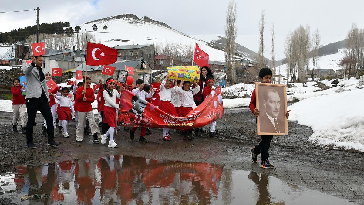 Türkiye 23 Nisan’ı coşkuyla kutluyor