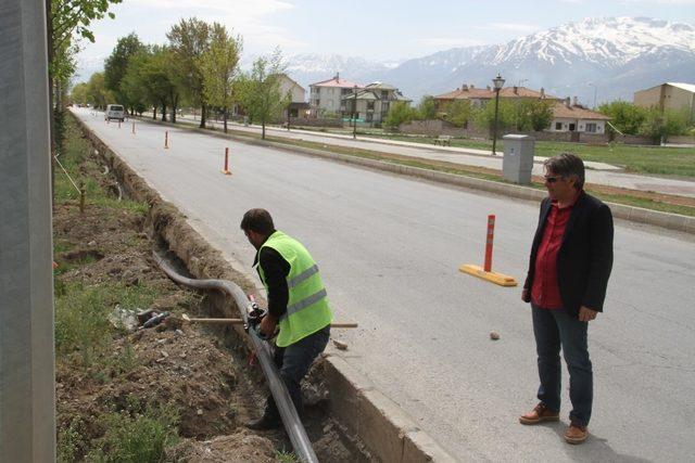 Otomatik sulama çalışmaları devam ediyor