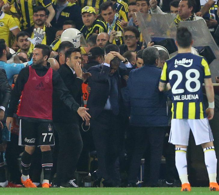 Saha olayları nedeniyle Disiplin’e sevk edilmesi beklenen Fenerbahçe’nin para cezası, saha kapatma ve seyircisiz oynama cezasının bir ya da birkaçının verilebileceği ifade edildi. (Milliyet)