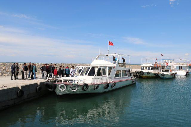 Van'da askerlere tekneyle Akdamar Adası turu