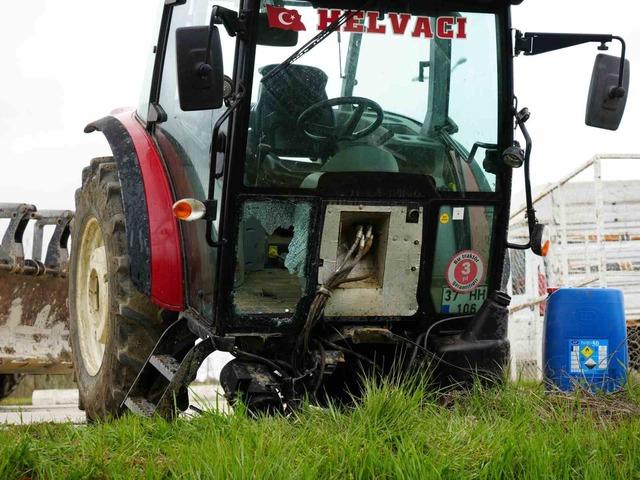Hafif ticari ara&ccedil; ile &ccedil;arpışan trakt&ouml;r ikiye b&ouml;l&uuml;nd&uuml;: 5 yaralı 7