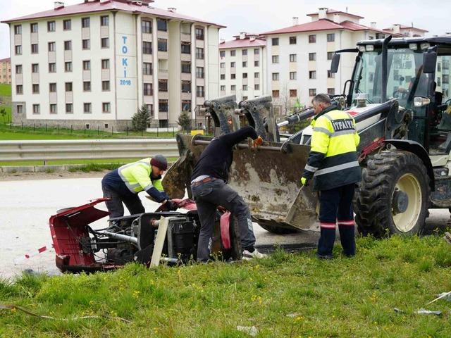 Hafif ticari ara&ccedil; ile &ccedil;arpışan trakt&ouml;r ikiye b&ouml;l&uuml;nd&uuml;: 5 yaralı 6