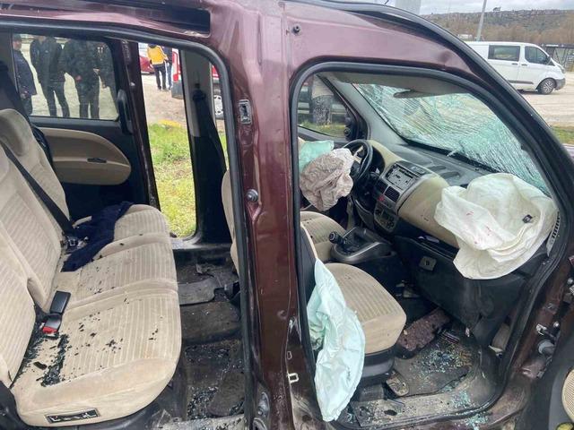 Hafif ticari ara&ccedil; ile &ccedil;arpışan trakt&ouml;r ikiye b&ouml;l&uuml;nd&uuml;: 5 yaralı 5