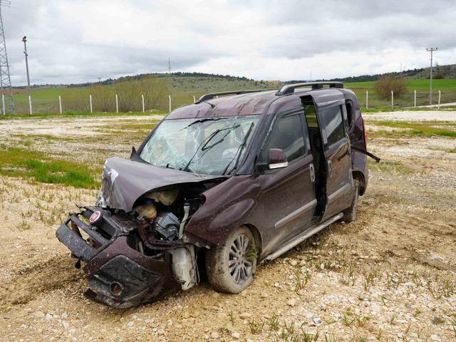 Hafif ticari ara&ccedil; ile &ccedil;arpışan trakt&ouml;r ikiye b&ouml;l&uuml;nd&uuml;: 5 yaralı 4