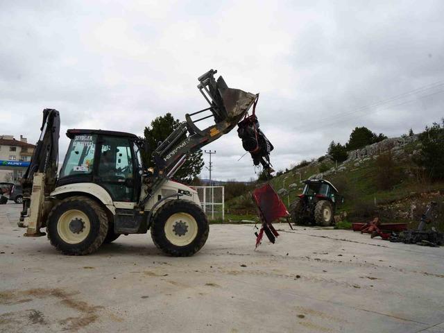 Hafif ticari ara&ccedil; ile &ccedil;arpışan trakt&ouml;r ikiye b&ouml;l&uuml;nd&uuml;: 5 yaralı 3