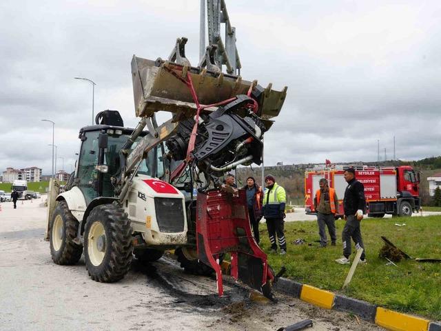 Hafif ticari ara&ccedil; ile &ccedil;arpışan trakt&ouml;r ikiye b&ouml;l&uuml;nd&uuml;: 5 yaralı 2