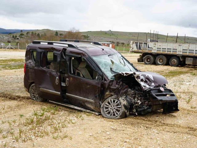 Hafif ticari ara&ccedil; ile &ccedil;arpışan trakt&ouml;r ikiye b&ouml;l&uuml;nd&uuml;: 5 yaralı 1