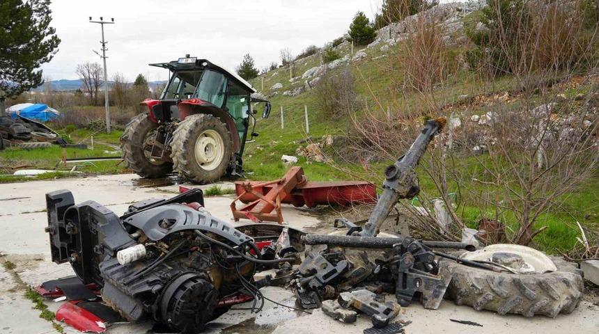 Hafif ticari ara&ccedil; ile &ccedil;arpışan trakt&ouml;r ikiye b&ouml;l&uuml;nd&uuml;: 5 yaralı