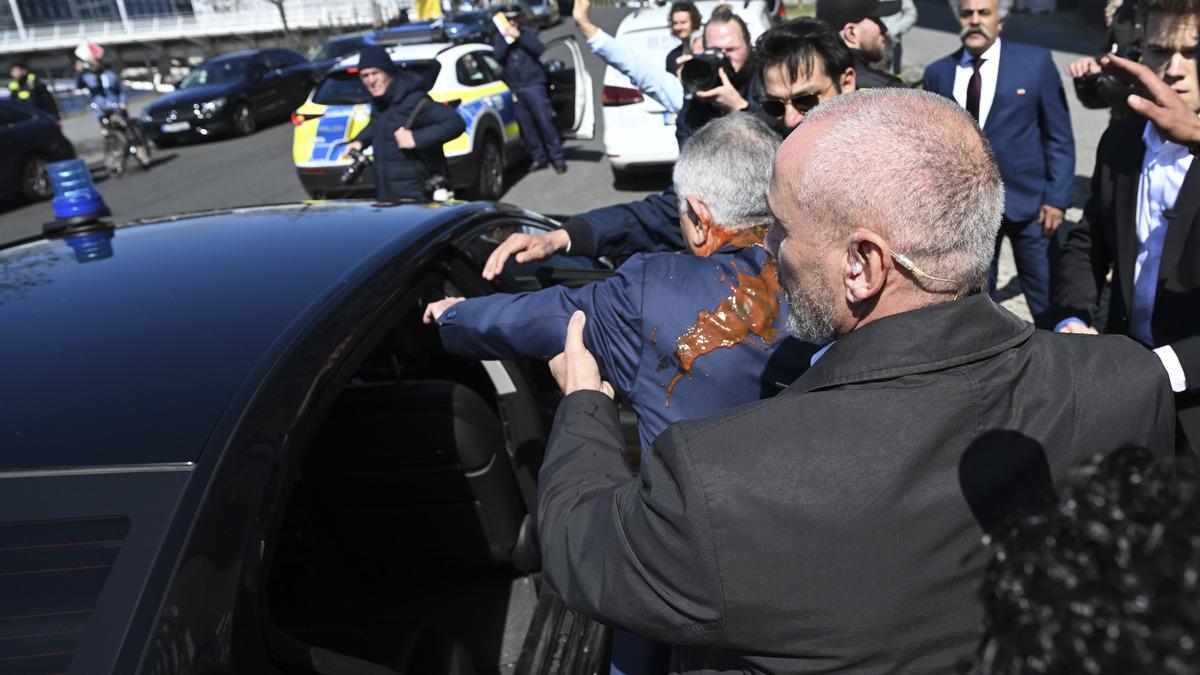 İran'ın devrik liderinin oğlu Rıza Pehlevi'ye saldırı! Ensesine isabet etti