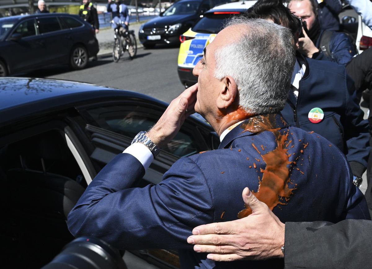 İran ın devrik liderinin oğlu Rıza Pehlevi ye saldırı! Ensesine isabet etti 1