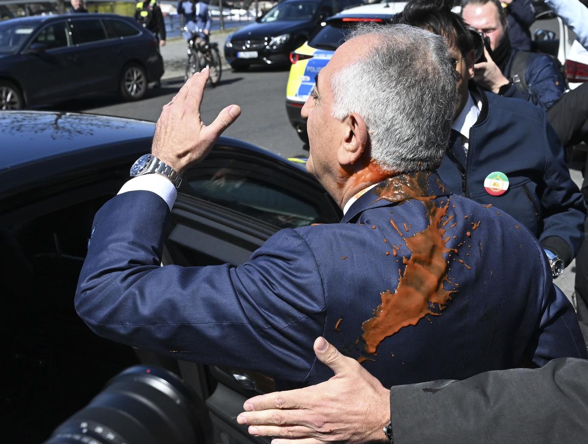 İran ın devrik liderinin oğlu Rıza Pehlevi ye saldırı! Ensesine isabet etti 2