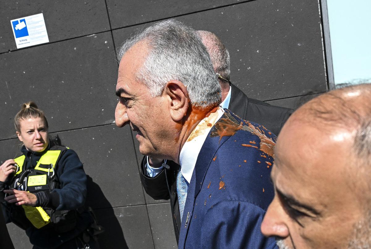 İran ın devrik liderinin oğlu Rıza Pehlevi ye saldırı! Ensesine isabet etti 3