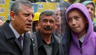 &Ouml;zg&uuml;r &Ouml;zel, g&ouml;z&uuml; yaşlı k&uuml;&ccedil;&uuml;k Melek'i işaret etti: "Hakkınızı alacaksınız"