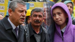 Özgür Özel, gözü yaşlı küçük Melek'i işaret etti: Hakkınızı alacaksınız