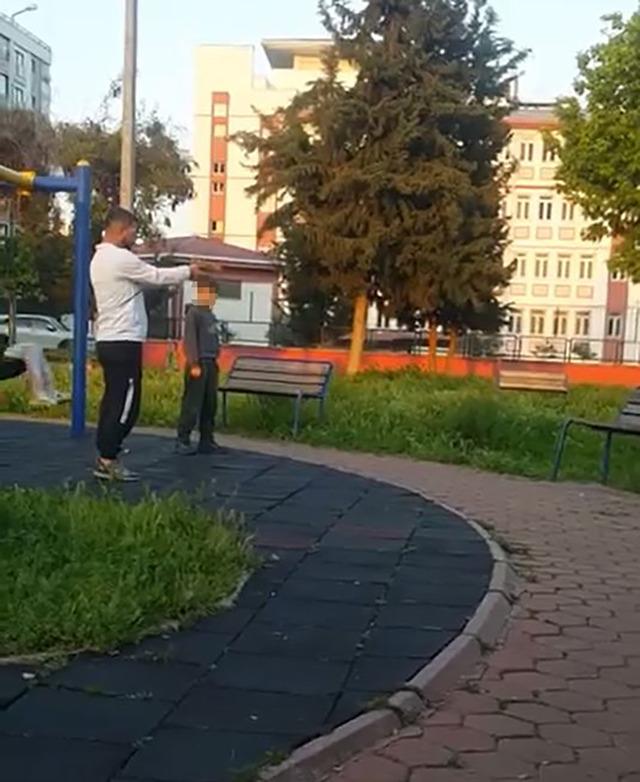 Parkta skandal g&ouml;r&uuml;nt&uuml;! K&uuml;&ccedil;&uuml;k &ccedil;ocuğa silahla atış talimi yaptırdı 2