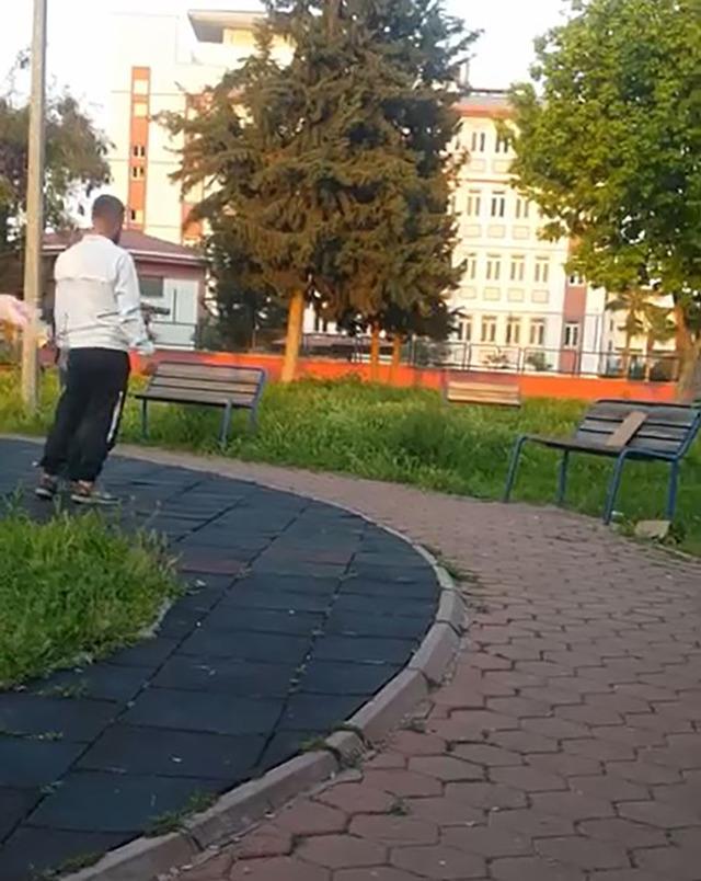 Parkta skandal g&ouml;r&uuml;nt&uuml;! K&uuml;&ccedil;&uuml;k &ccedil;ocuğa silahla atış talimi yaptırdı 1