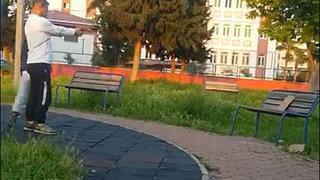 Parkta skandal görüntü! Küçük çocuğa silahla atış talimi yaptırdı