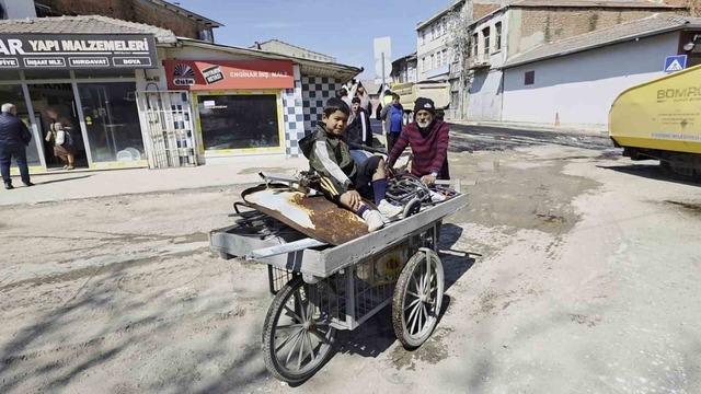 23 Nisan’da kimi eğlendi kimi çalıştı