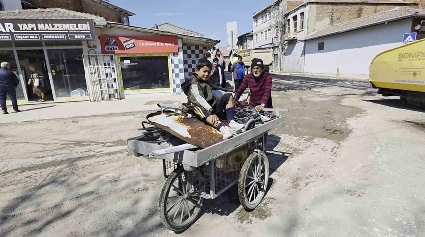 23 Nisan&rsquo;da kimi eğlendi kimi &ccedil;alıştı