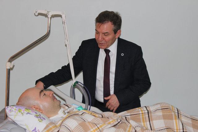 Genç doktor 10 yıl yoğun bakımda yaşam mücadelesi verdi, yatağından meslektaşlarını selamladı