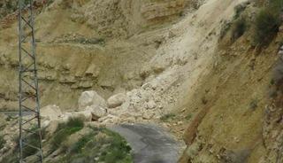 Gerc&uuml;ş&rsquo;te dev kayalar yolu kapattı