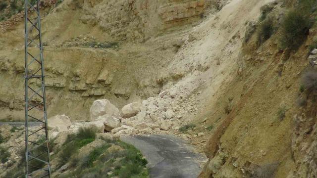 Gercüş’te dev kayalar yolu kapattı