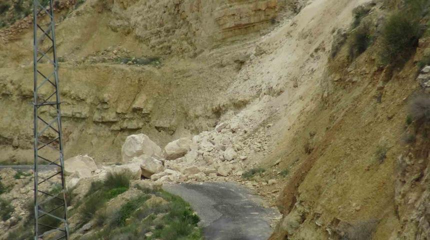 Gerc&uuml;ş&rsquo;te dev kayalar yolu kapattı