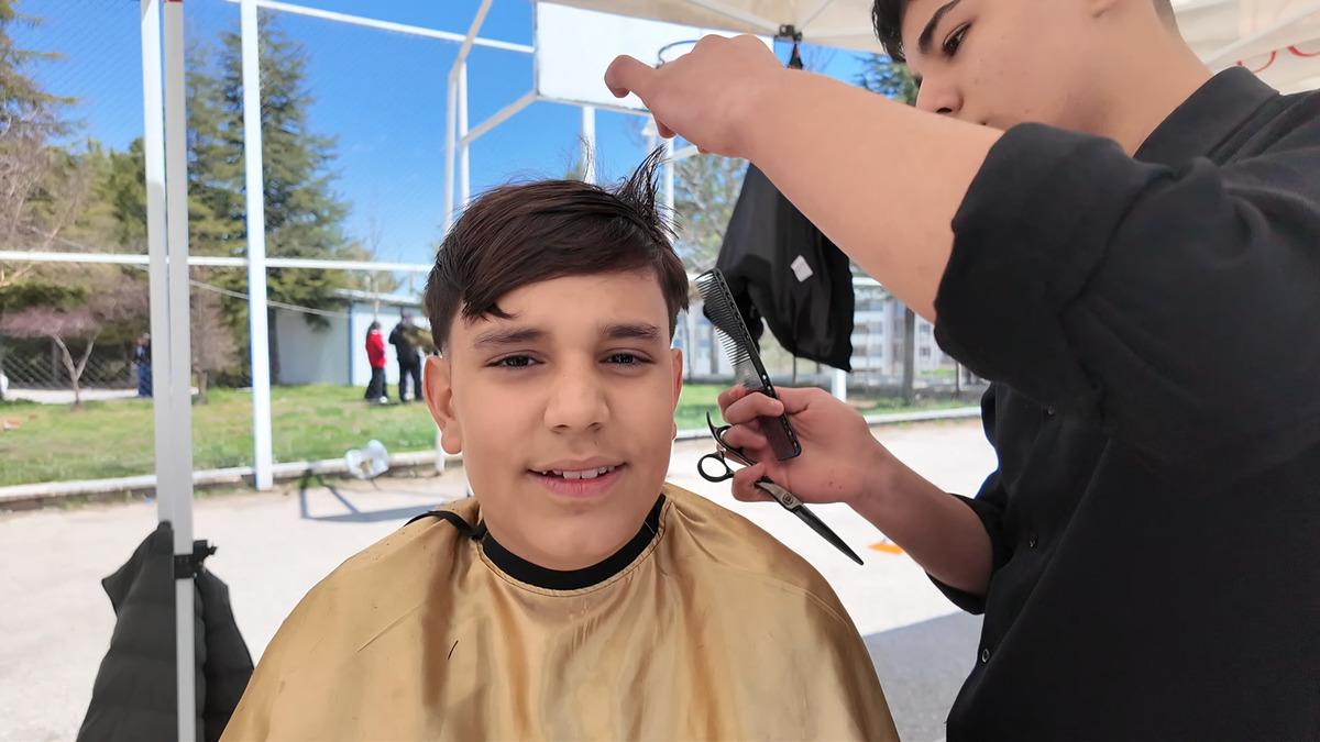 Malatya da 23 Nisan da &ccedil;ocuklara &uuml;cretsiz tıraş 1