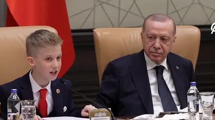 Cumhurbaşkanı Erdoğan &ccedil;ocukları kabul etti! "Bug&uuml;n ne yapıyorsak sizin hayallerinizi ger&ccedil;ekleştirmek i&ccedil;in yapıyoruz"