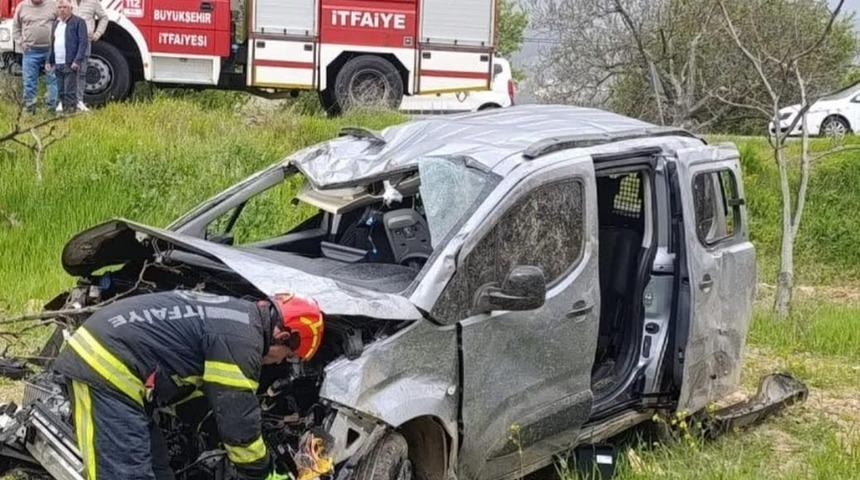 Kontrolden &ccedil;ıkan otomobil tarlaya girdi; 4 yaralı