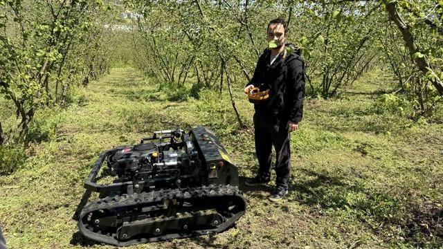 G&uuml;nler s&uuml;ren işi 3 saatte bitiriyor, &ccedil;ift&ccedil;i ise hayretle izliyor 3