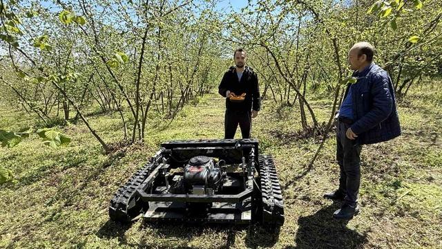 G&uuml;nler s&uuml;ren işi 3 saatte bitiriyor, &ccedil;ift&ccedil;i ise hayretle izliyor 2