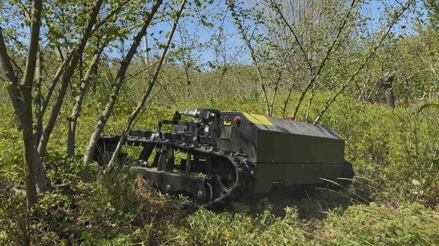 Günler süren işi 3 saatte bitiriyor, çiftçi ise hayretle izliyor