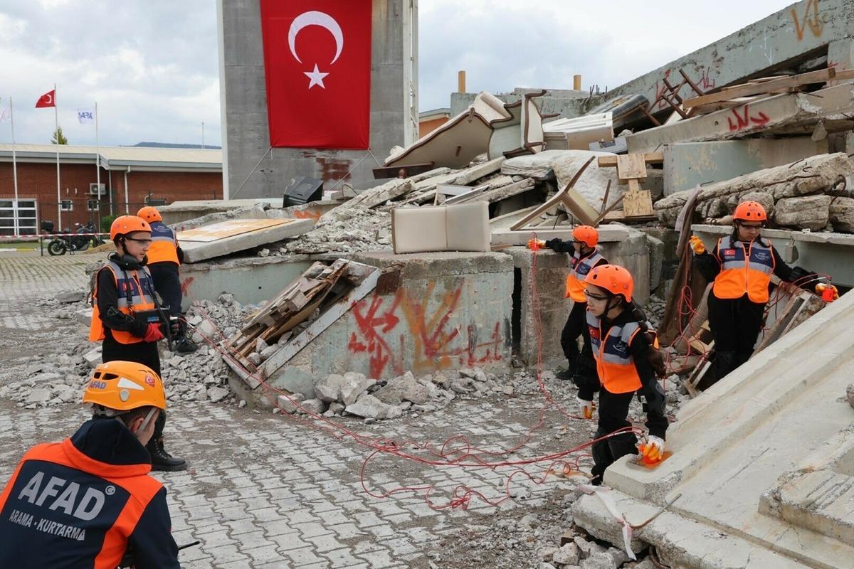 İzmir de &ccedil;ocuklar  afet  y&ouml;netti 1