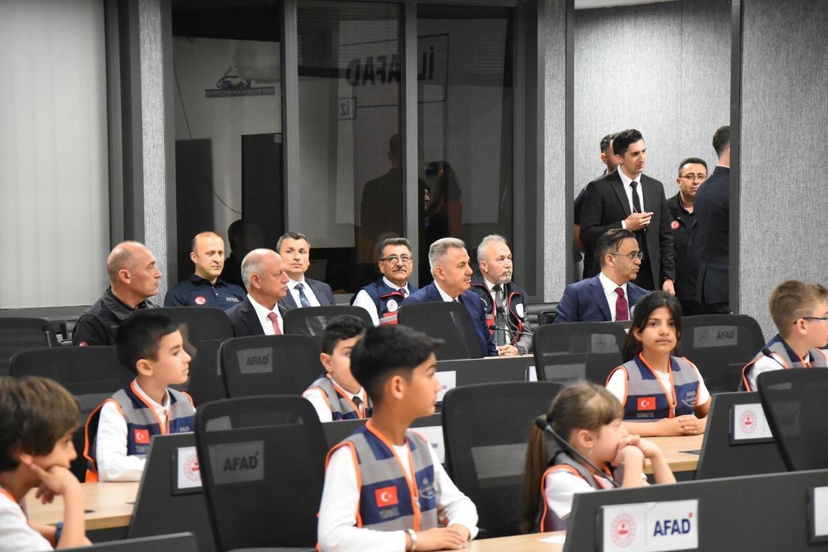 İzmir de &ccedil;ocuklar  afet  y&ouml;netti 7